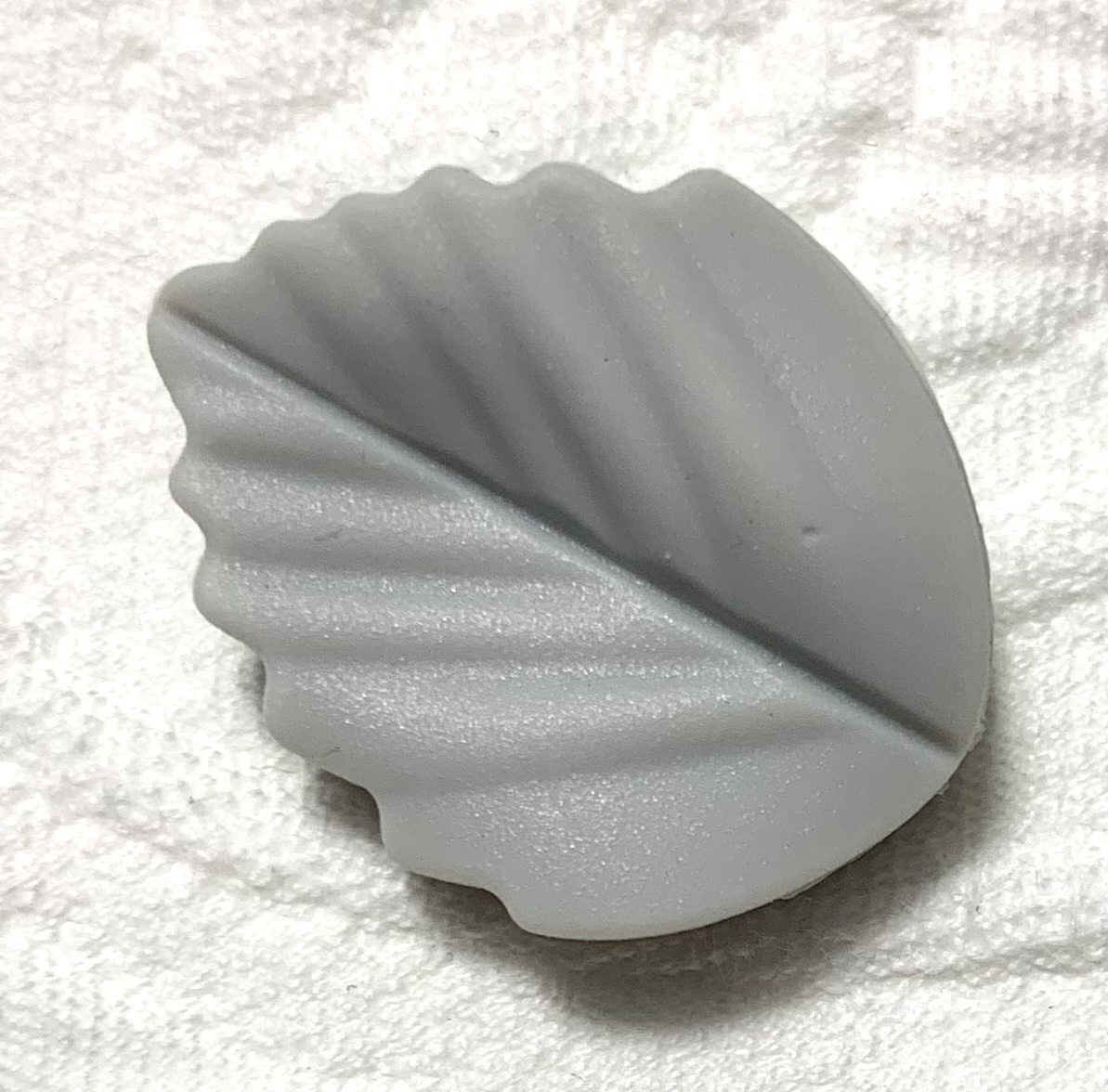 Beissmotiv 3D Blatt hellgrau 