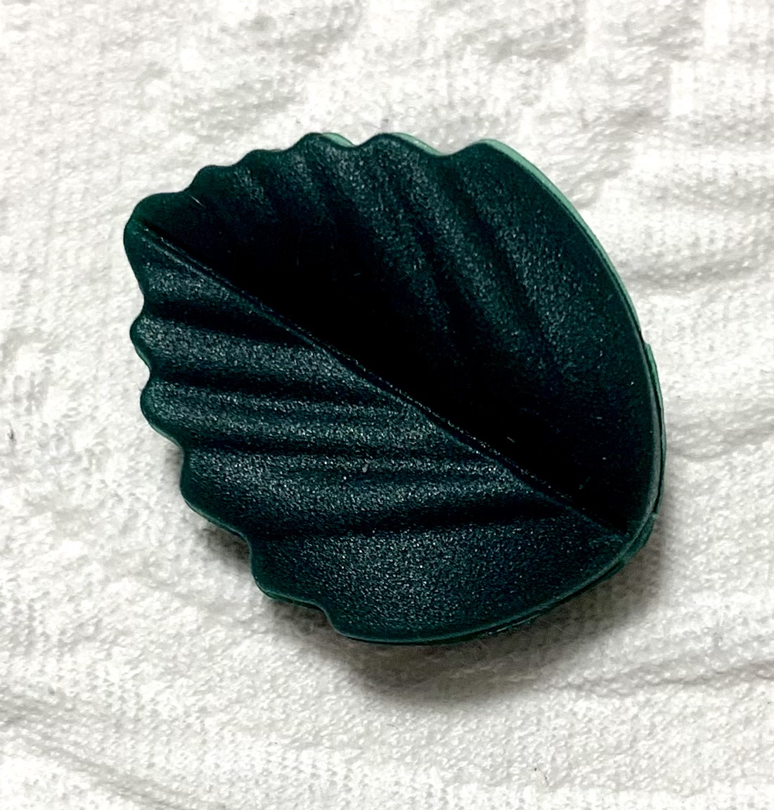 Beissmotiv 3D Blatt Tannengrün 