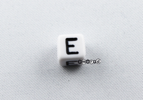Kunstoffbuchstaben 10mm weiss-schwarz *E*
