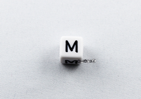 Kunstoffbuchstaben 10mm weiss-schwarz *M*