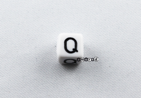 Kunstoffbuchstaben 10mm weiss-schwarz *Q*