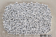 Kunstoffbuchstaben rund 7 mm weiss (assortiert à 500 Stk.)