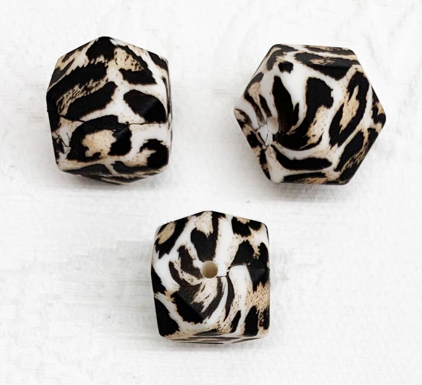 Beissmotiv Diamant Hexagon Leo weiss   