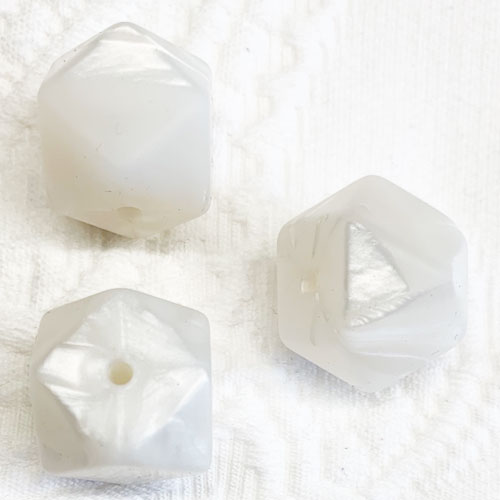 Beissmotiv Diamant Hexagon weiss metallic 