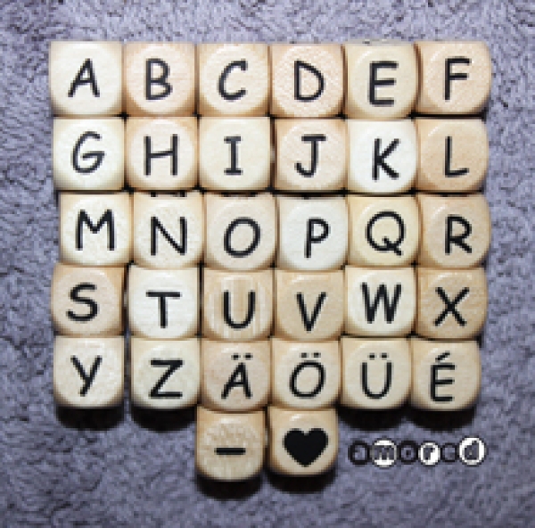 Comic Sans Holzbuchstaben mit schwarzer Schrift 10mm geprägt und lackiert