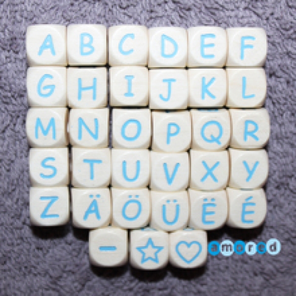 Comic Sans 10mm Buchstaben mit blauer Schrift geprägt, gebleicht und lackiert