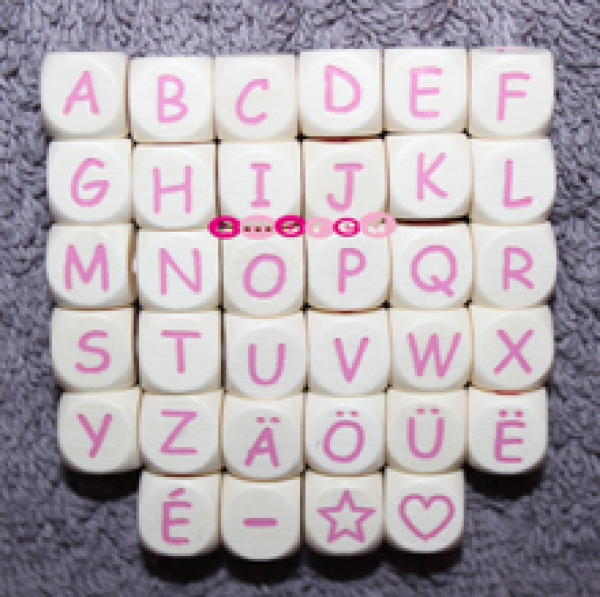 Comic Sans 10mm Buchstaben mit rosa Schrift geprägt, gebleicht und lackiert