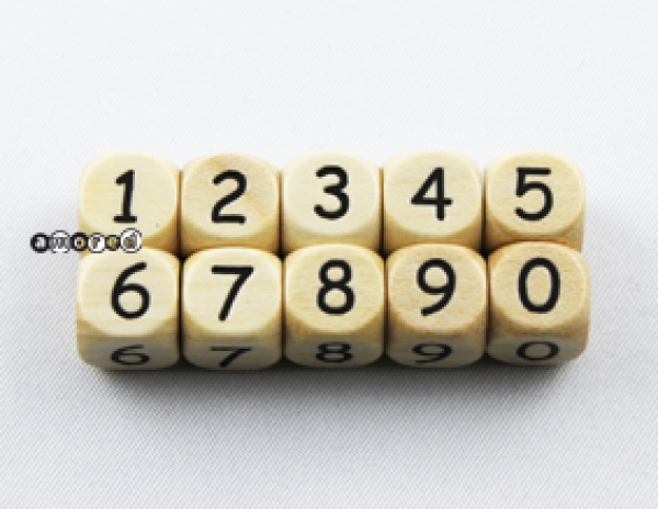 Comic Sans Holz Zahlen mit schwarzer Schrift 10mm geprägt und lackiert